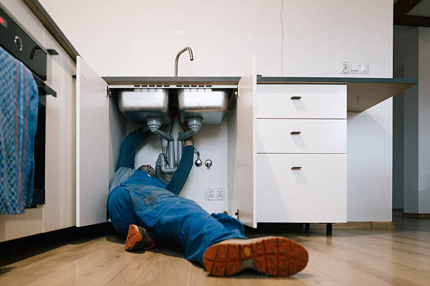 Professional Emergency Plumber technician working in Washington, DC